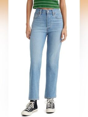 Levi’s light wash ribcage straight ankle jeans, size 32